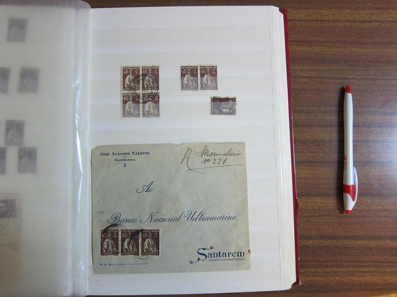 0007 (35).JPG -     Lote:    7      Ceres      Lotes Especiais       Descrição:         1924/26 &mdash; Ceres. Novas taxas e cores. Colecção em classificador, com selos novos e usados, simples e em múltiplos. Série em quadras, Variedades de clichés e erros. Inclui 7 provas e 37 exemplares, entre cartas e postais ilustrados, em todas as taxas, com excepção dos valores de 10E e 20E. 95% dos selos novos em excelente estado sem sinal de charneira. Todas as cartas de grande qualidade e em bom estado de conservação. Acompanham muitos desenhos de autoria de Eduardo Silva. Valor de catálogo dos selos novos de &euro; 32.000,00.        Lote       Valor Base:     &euro; 8.000,00     Valor Venda:     &euro; 8.000,00     